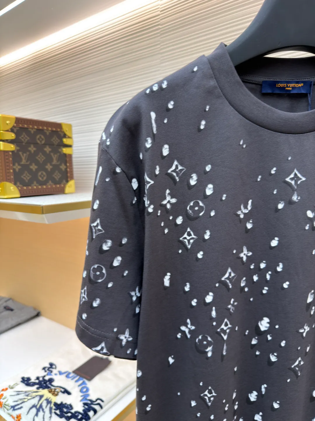 LOUIS VUITTON round neck pullover letter drop and rhinestone short-sleeved T-shirt ●Original version: purchased and developed by 11401 ●Item number: 1681671-A20 ●Fabric: cotton fabric ●Technology: printing production ●Color: black and white ●Type: fitted version ●Weight: about 235 grams ●Size: XS-S-M-L ●Description: This short-sleeved T-shirt is made of high-quality pure cotton fabric, soft to the touch and well breathable. The overall design is round neck, and the hemming at the neckline is delicate, making it comfortable to wear and not abrasive to the skin. The patterns on the chest and sleeves use high-precision digital printing technology. The patterns are clear, colorful and not easy to fade. Environmentally friendly dyes are used during the printing process to ensure no irritation to the skin. The body is cut smoothly, and the splicing of the shoulders and sleeves uses seamless technology, with natural lines and no unnecessary threads. The hem adopts fine hemming technology to enhance durability and prevent seams from opening. The overall workmanship is fine, and every stitch is even and neat, reflecting the high-quality production process. The overall wiring is straight and delicate, the fabric is comfortable and soft, and the color is consistent without color difference. It can be matched with the same style to create a fashionable look and control various occasions. Customized accessories, complete with three standards, same style for men and women!